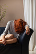 Rothaarige deprimiert auf der Couch