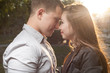 Foto: couple in backlit at sunset in town couple in backlit at sunset in town