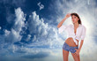Foto: woman in jeans shorts standing on blue cloudy sky woman in jeans shorts standing on blue cloudy sky