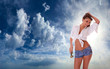 Foto: woman in jeans shorts standing on blue cloudy sky woman in jeans shorts standing on blue cloudy sky