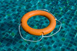 Foto: Life buoy in blue swimming pool Life buoy in blue swimming pool