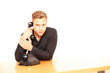 junger Mann am Telefon