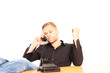 junger Mann am Telefon
