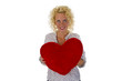 Junge Frau mit Stoffherz