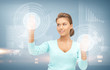 Foto: businesswoman working with virtual screens businesswoman working with virtual screens
