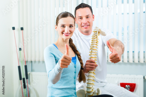 Photo: Patientin bei der Physiotherapie Patientin bei der Physiotherapie