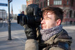 junger Hobbyfotograf beim Fotografieren, 2