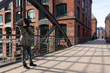 junger Hobbyfotograf beim Fotografieren von Architektur