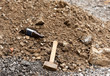 Feierabend auf der Baustelle - die Flasche ist leer