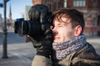 junger Hobbyfotograf beim Fotografieren