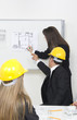 Foto: architect giving presentation to a small business group. architect giving presentation to a small business group.