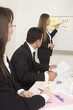 Foto: Woman making a business presentation to a group Woman making a business presentation to a group
