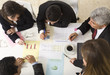 Foto: Businesspeople working together at meeting, discussing document Businesspeople working together at meeting, discussing document
