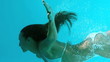 Vidéo : Attractive brunette swimming in swimming pool Attractive brunette swimming in swimming pool