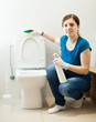Foto: woman in bathroom with sponge and cleaner woman in bathroom with sponge and cleaner