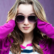 Foto: little fashion model in sunglasses little fashion model in sunglasses
