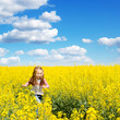 Foto: cute little girl in a field cute little girl in a field