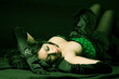 JEUNE FEMME SEXY ALLONGEE BURLESQUE