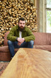 Naturbursche am Tisch