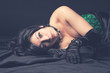 JEUNE FEMME SEXY ALLONGEE BURLESQUE