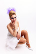 junge Frau in elegantem Kleid zeigt Beine beim posing