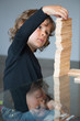 Photo: Enfant construisant un Kapla Enfant construisant un Kapla