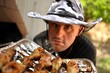 homme trisomique et barbecue