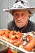 homme trisomique et barbecue