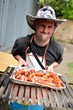 homme trisomique et barbecue
