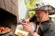 homme trisomique et barbecue