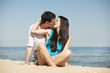 Foto: Beautiful couple kissing on the beach. Beautiful couple kissing on the beach.