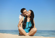 Foto: Beautiful couple kissing on the beach. Beautiful couple kissing on the beach.