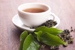 Foto: cup of green tea with freh leaves cup of green tea with freh leaves