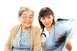 笑顔の高齢者と女医