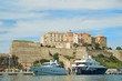 Luxusyachten vor Calvi auf Korsika