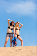 Zwei junge Frauen vor blauem Himmel