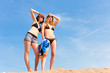 Zwei junge Frauen vor blauem Himmel