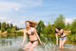 Foto: Zwei glückliche Frauen haben Spaß am See Zwei glückliche Frauen haben Spaß am See