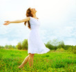 Foto: Enjoyment. Free Happy Woman Enjoying Nature. Girl Outdoor Enjoyment. Free Happy Woman Enjoying Nature. Girl Outdoor