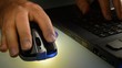Maus Laptop beide Haende