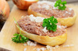 Brötchen mit Hackfleisch