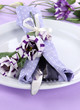 Foto: Served plate with napkin and flowers close-up Served plate with napkin and flowers close-up