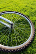 roue de vélo posé sur l'herbe