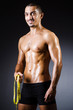 Foto: Muscular man measuring his muscles Muscular man measuring his muscles