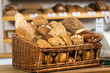 gefüllter brotkorb