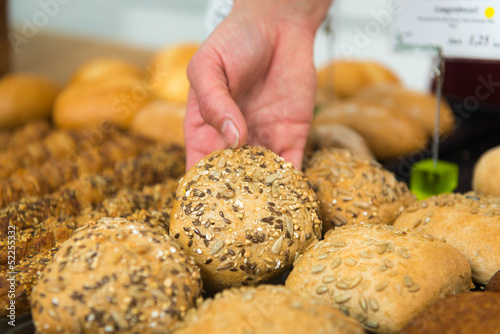 Photo: bäcker verkauft brötchen bäcker verkauft brötchen