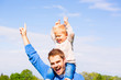 sohn auf den schultern vom papa