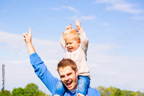 Photo: sohn auf den schultern vom papa sohn auf den schultern vom papa