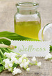 Maiglöckchen mit Schild "Wellness"