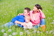 familie im feld liegend